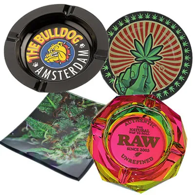 Verschiedene Aschenbecher aus Metall, Kunststoff und Plastik